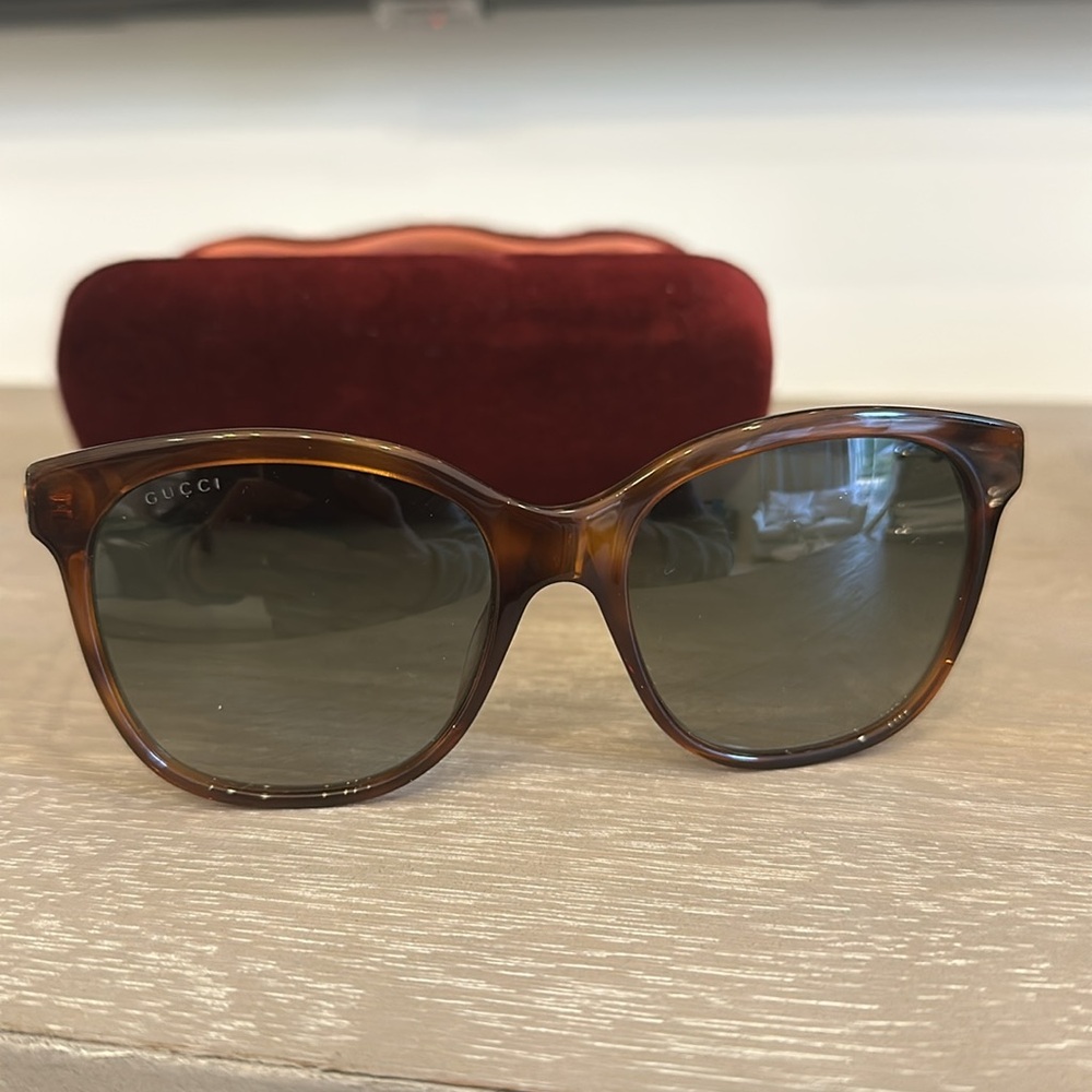 Gucci women’s sunglasses- authenticity card included